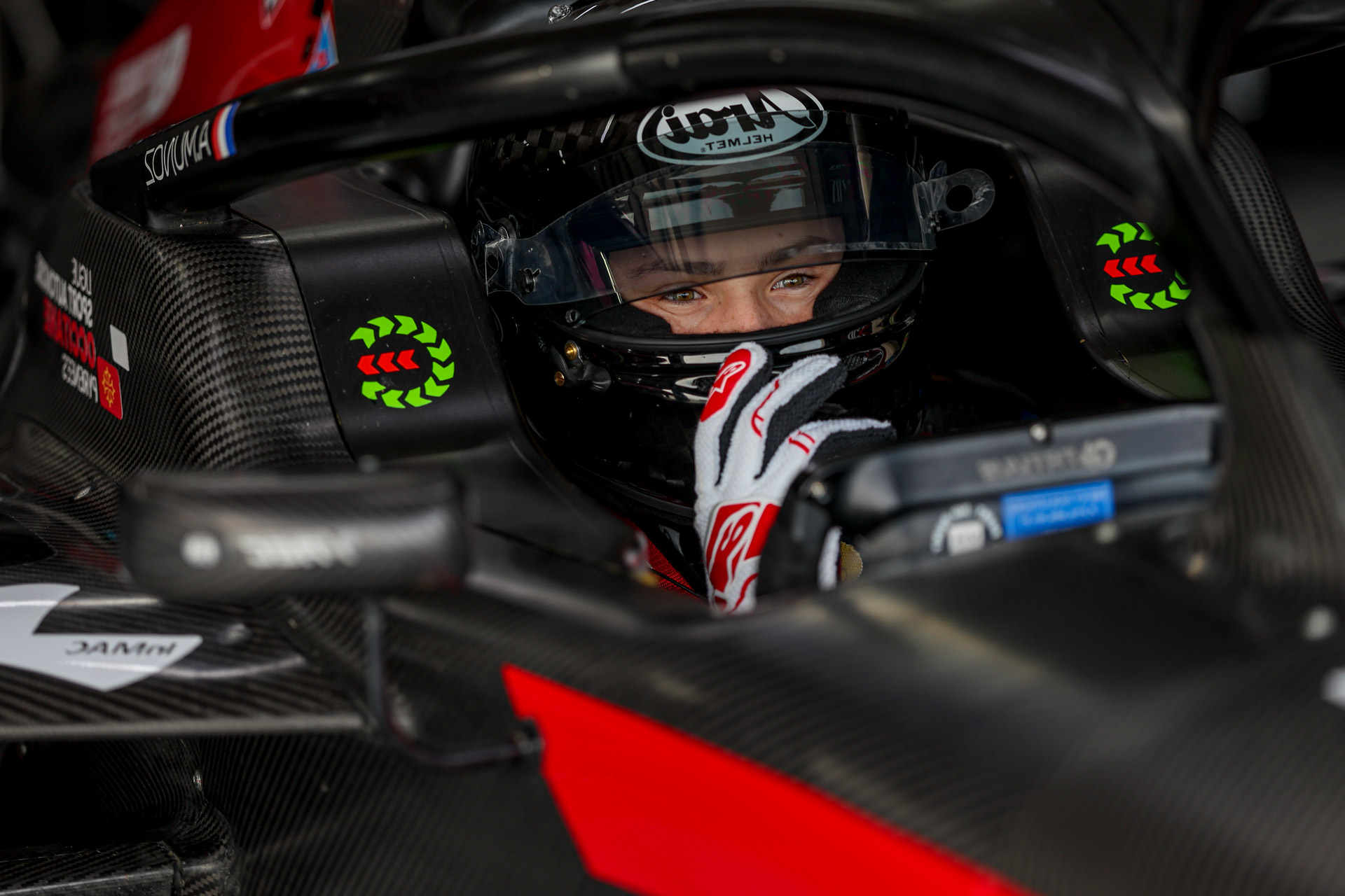 Alexandre Munoz dans le cockpit, regard dans la visière